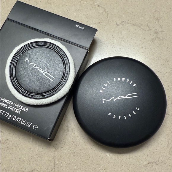 MAC Cosmetics Blot Powder Pressed - Medium Shade - Picture 3 of 5
